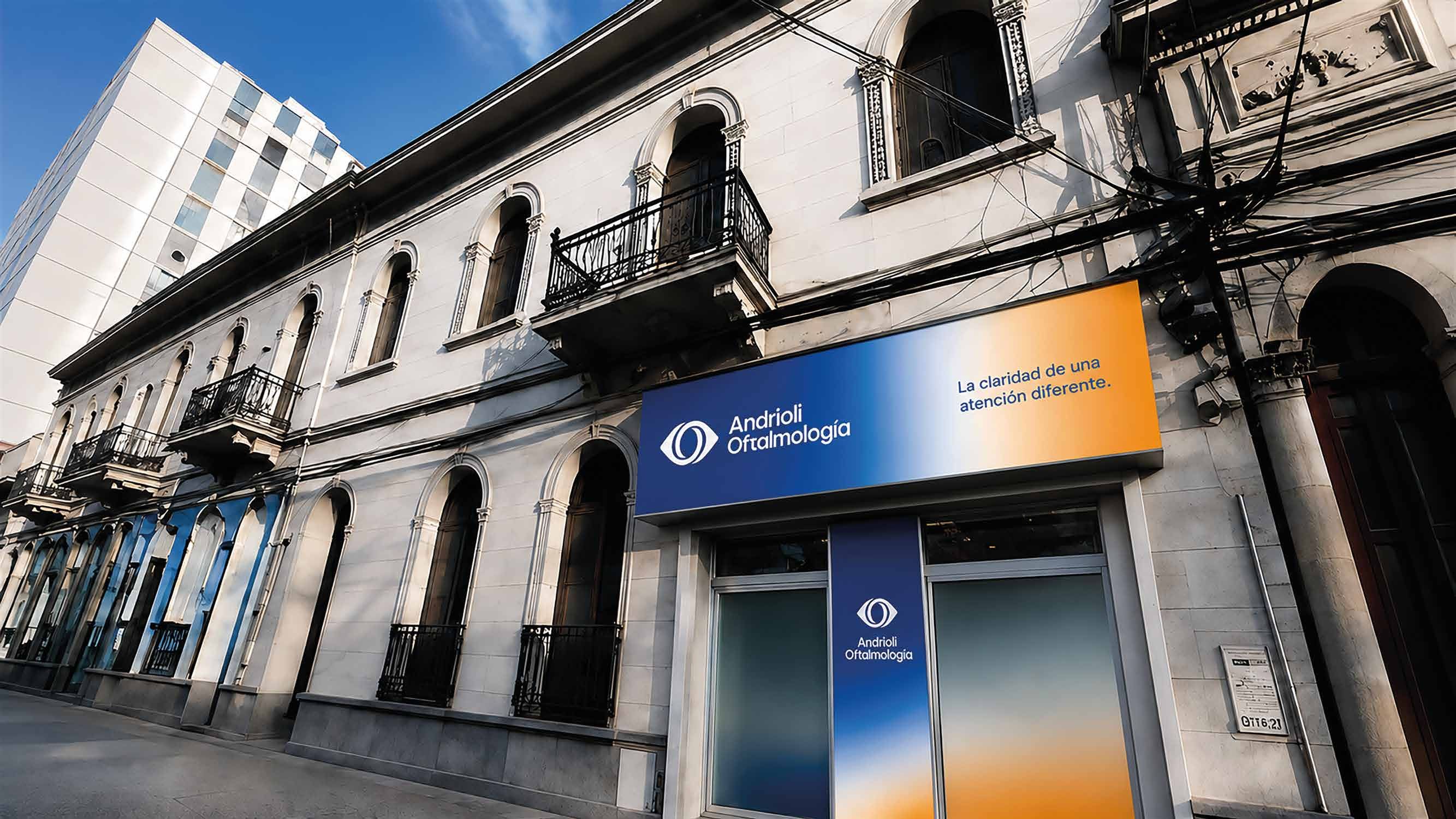 Fachada de la casona de Suipacha 2629 con el cartel de Andrioli Oftalmología