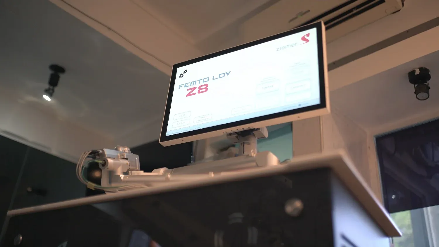 Pantalla del láser de femtosegundo Ziemer FEMTO LDV Z8 de la clínica