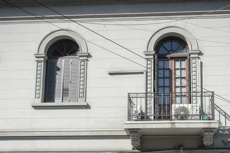 Fachada de la casona de Suipacha 2629: ventanas en arco y balcón de hierro