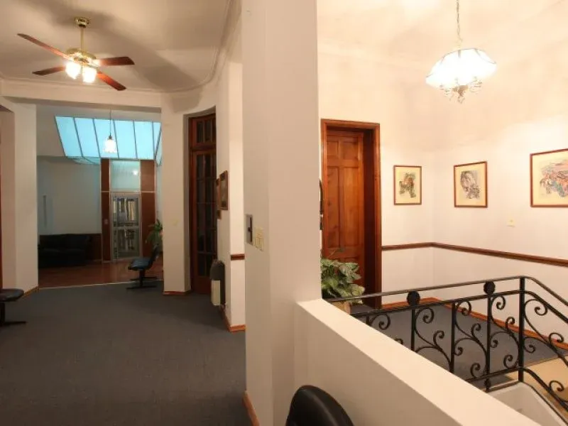 Pasillo y escalera interna de la casona